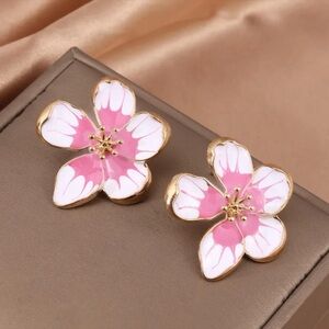 Beautiful flower stud earrings